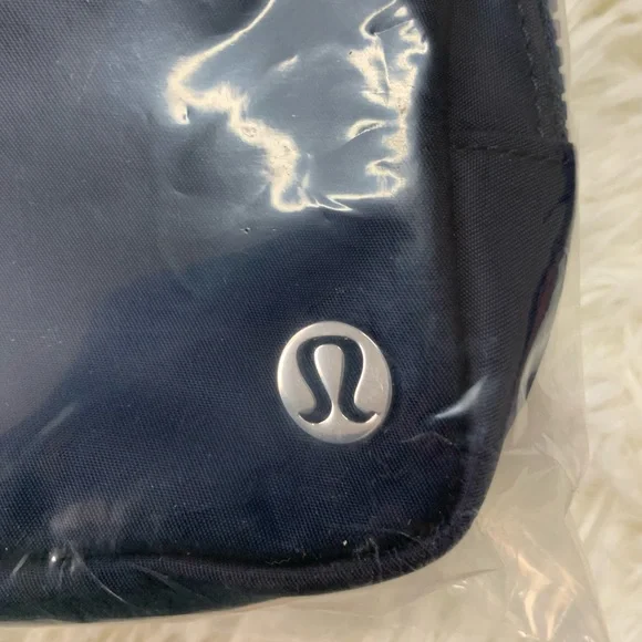 🔥1 Day Sale🔥NWT Lululemon Athletica Everywhere belt bag, (Large) 2L, True Navy - Picture 13 of 16